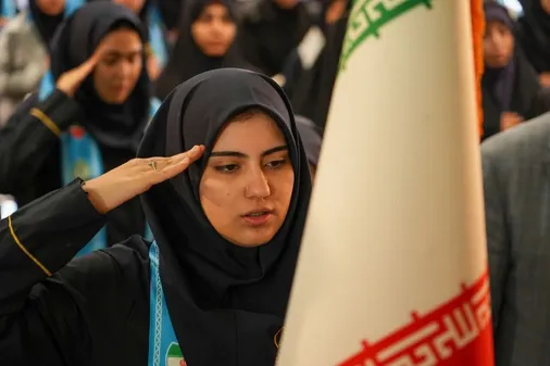 نواختن زنگ انقلاب در مدرسه شرافت کرج