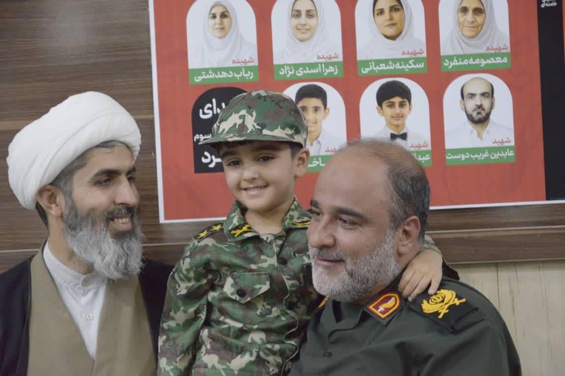 تجلیل از خانوادههای شهدای «جنگ رمضان» شهرستان لامرد تجلیل از خانوادههای شهدای «جنگ رمضان» شهرستان لامرد