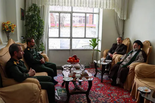 دیدار مسئول دفتر نمایندگی ولی&zwnj;فقیه در سپاه استان مرکزی با خانواده شهید سردار حسن آقایی از شهدای فراجا