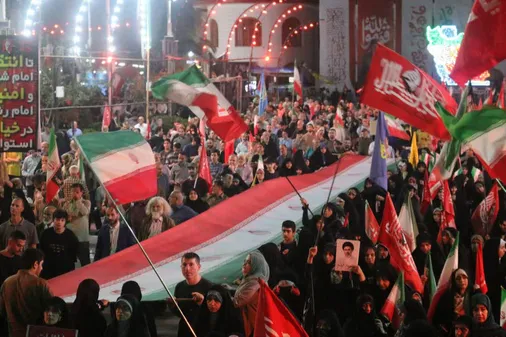 پرچم به دست این ملت مبعوث همچنان بالاست