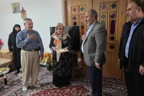 تجلیل از خانواده شهید غلامشاه امیری به مناسبت سالروز وفات حضرت ام&zwnj;البنین(س)