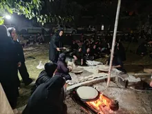 پخت نان تازه و توزیع میان مردم در کنار موکب‌های دزپارت