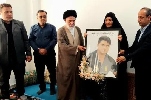 دیدار امام جمعه دیر با خانواده جوان اهداکننده عضو در شهر دیر