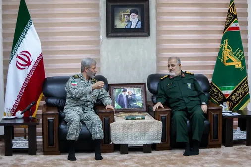 دیدار و جلسه صمیمی فرماندهان کل ارتش و سپاه