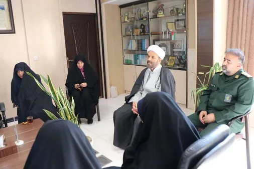 دیدار صمیمانه دانش آموزان دختر مدرسه فطرت با مسئول دفتر نمایندگی ولی&zwnj;فقیه در سپاه استان اصفهان