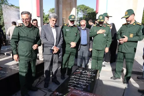 حضور سردار زارع&zwnj;کمالی بر مزار سپهبد شهید علی شادمانی و شهدای دفاع مقدس۱۲ روزه همدان