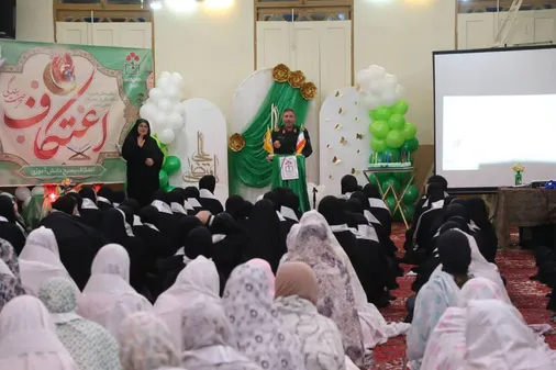 حضور صمیمی فرمانده سپاه استان اردبیل در جمع معتکفین نوجوان و جوان