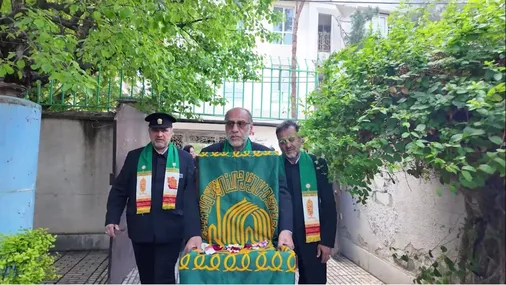 حضور خادمان آستان مقدس حضرت علی بن موسی الرضا علیه السلام در منزل شهید علیرضا خزائی از شهدای جنگ تحمیلی سوم
