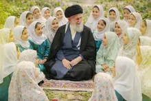 برپایی موکب دبستانی‌های یزد به یاد دانش‌آموزان شهید میناب