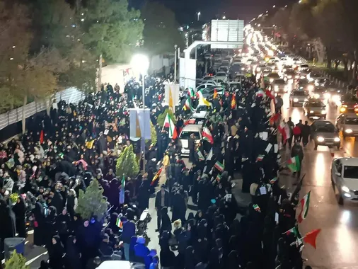 بلوار امام خمینی (ره) شاهین شهر اصفهان مملو از جمعیت عاشق رهبری شهید برای سومین شب متوالی