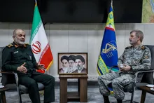 دیدار و نشست صمیمی فرماندهان ارتش و سپاه برای بررسی آخرین وضعیت میادین نبرد
