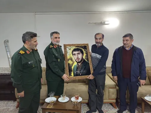 معاون اجرایی سپاه پاسداران با خانواده شهید محمدجواد محمدنیا