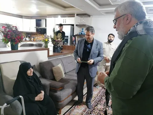 مدیر کل اداره کار استان وشورای سازمان با خانواده کارگر شهید رمضان ویسی تبار دیدار کردند
