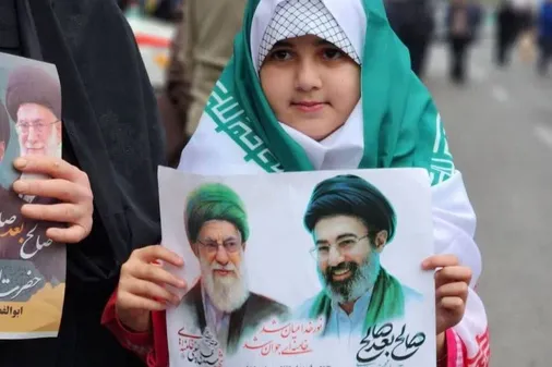 حضور دانش&zwnj;آموزان با لباس فرم مدرسه و کوله پشتی در راهپیمایی به یاد فرشته&zwnj;های میناب