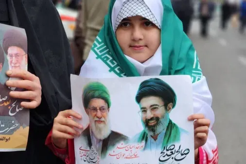 حضور دانش&zwnj;آموزان با لباس فرم مدرسه و کوله پشتی در راهپیمایی به یاد فرشته&zwnj;های میناب