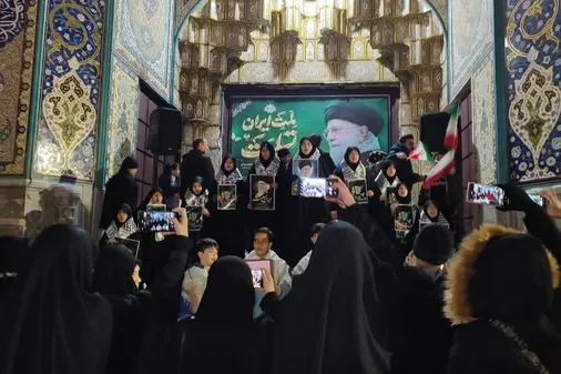 مردم محمدشهر در مسیر هر شب به عشق رهبر شهید انقلاب اسلامیبرای حفظ وحراست از کیان انقلاب اسلامی و حمایت از نیروهای مسلح