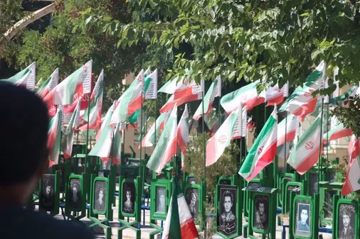 غبارروبی و گلباران گلزار شهدا در آستان امامزاده طاهر (ع) کرج
