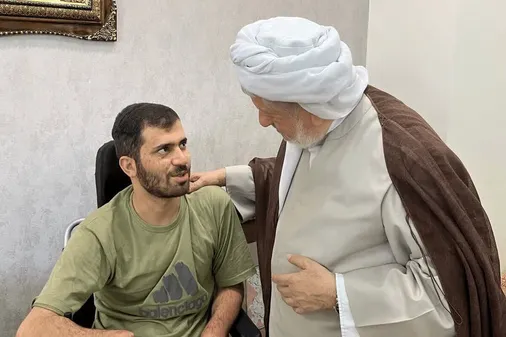 دیدار صمیمانه ملا قادر قادری با جانباز سرافراز &laquo;حسین محمدی&raquo;