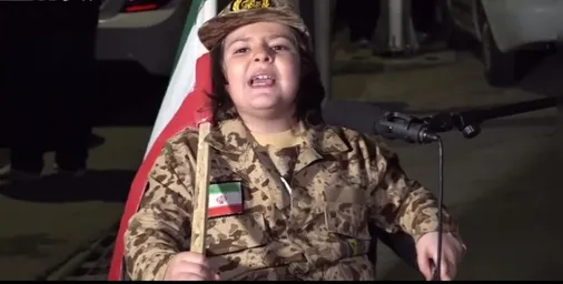 رجزخوانی دختر کُرد کرمانشاهی با لباس رزم در میدان
