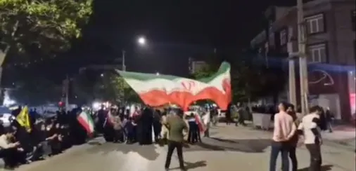 در شصت و پنجمین موج تجمع ، همدلی و یک&zwnj;صدایی مردم کرمانشاه در شب&zwnj;های ایستادگی همچنان ادامه دارد