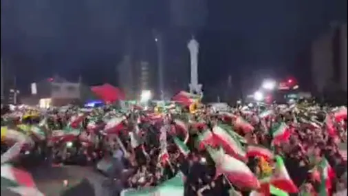 واکنش مردم در میدان صادقیه بندرعباس به خبرها از درگیری&zwnj;ها در خلیج&zwnj;فارس