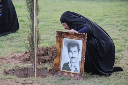 کاشت ۱۱۰ نهال به یاد شهدای جنگ رمضان در میدان معلم شیراز یکی از محلهای تجمع مردمی باحضور خانواده معظم شهدا و مسئولان
