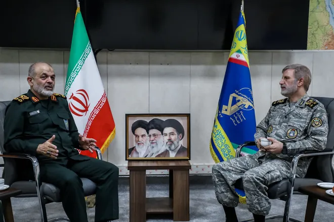 دیدار و نشست صمیمی فرماندهان ارتش و سپاه برای بررسی آخرین وضعیت میادین نبرد