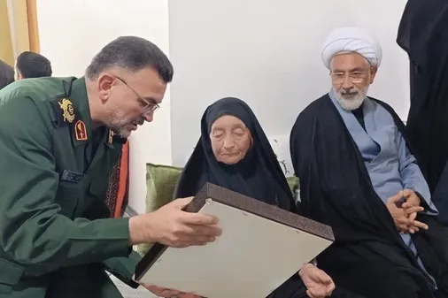 دیدار فرمانده سپاه قائم استان سمنان با خانواده شهید &laquo;محمدرضا ابراهیمی&raquo; در شاهرود