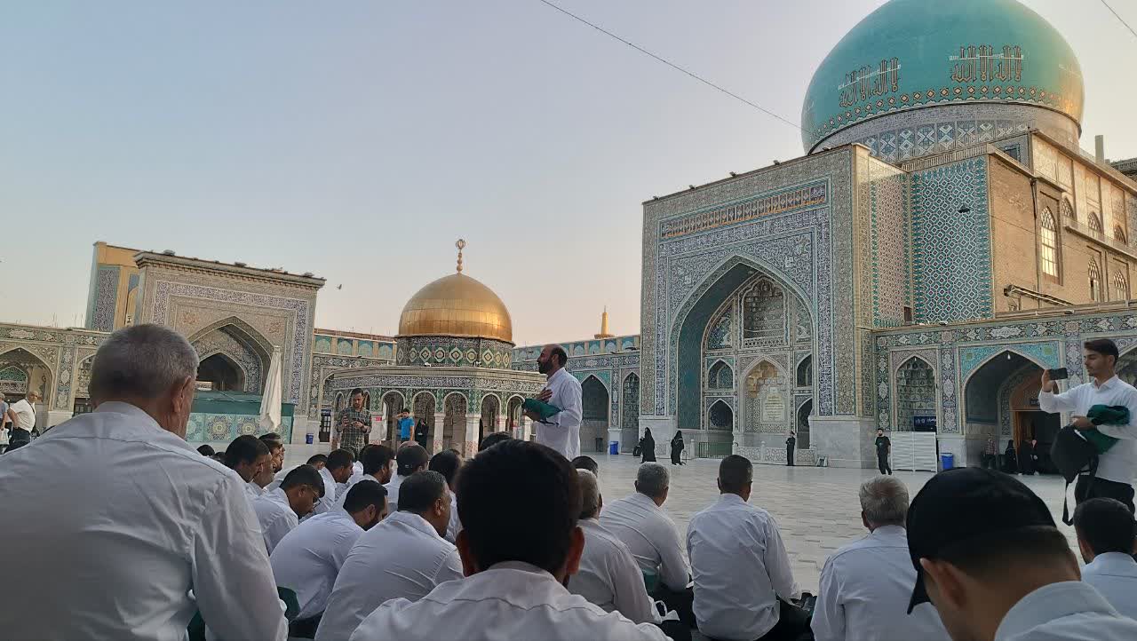 عطر خدمت در حریم رضوی؛ رزمندگان و بسیجیان لشکر ۱۴ امام حسین (علیهالسلام) میزبان زائران امام رئوف عطر خدمت در حریم رضوی؛ رزمندگان و بسیجیان لشکر ۱۴ امام حسین (علیهالسلام) میزبان زائران امام رئوف