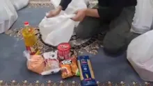 توزیع بسته های غذایی بین نیازمندان مناطق محروم شهرستان کارون