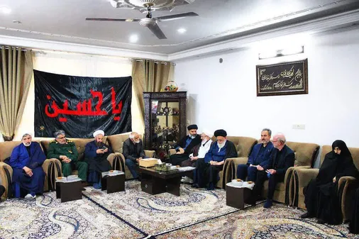دیدار آیت الله حاج سید محمد کاظم مدرسی و مدیریت محترم حوزه علمیه استان یزد حجت الاسلام والمسلمین حسینی همراه با بعضی از مسؤلین با خانواده شهید علیرضا دهقانی سانیچ صاحب فرزند پنج قلو در شهرستان تفت