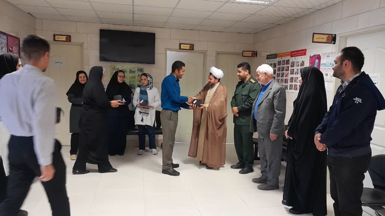 تجلیل حجت الاسلام نوروزی از پرستاران و کادر درمان روستای قره بلاغ تجلیل حجت الاسلام نوروزی از پرستاران و کادر درمان روستای قره بلاغ
