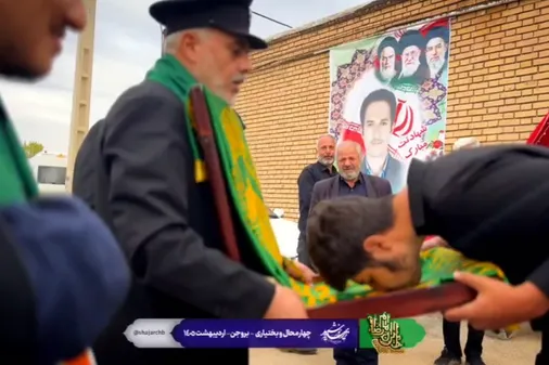 خادمی که با عشق فرزندان شهید را در آغوش میگیرد