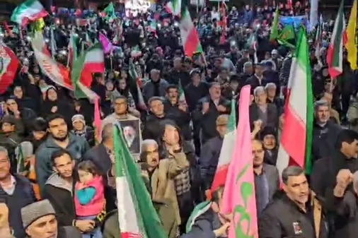 مردم سنقر در پنجاه و یکمین شب حضور، یکصدا فریاد زدند: &laquo;ما نسل عاشورائیم، دشمن آمریکائیم&raquo;