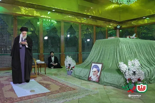 حضور رهبر انقلاب در حرم امام خمینی (ره)