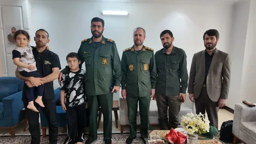 دیدار فرمانده سپاه حضرت روح&zwnj;الله استان مرکزی با خانواده شهید محمد سعیدی&zwnj;نیا