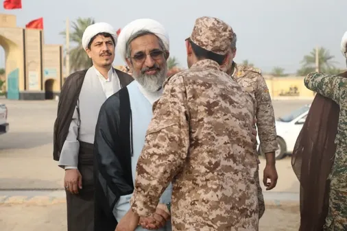بازدید مسئول دفتر نمایندگی ولی فقیه در سپاه قم از رزمندگان لشکر ۱۷ در پایگاه های مرزی جنوب غرب کشور
