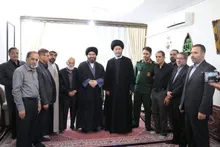 دیدار آیت الله عاملی امام جمعه  شهر اردبیل با خانواده شهیدان سرهنگ پاسدار محسن احمدی، همسرشان رقیه شیری و فرزندش فاطمه احمدی