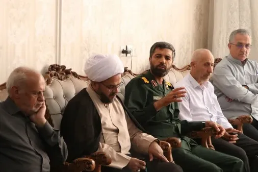 دیدار فرمانده و جمعی از شورای فرماندهی لشکر ۱۴ امام حسین (ع) با خانواده شهیدان امینی و شیخ کوپایی