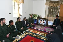 تجلیل فرمانده سپاه فتح از مادر شهیدان منصورزاده