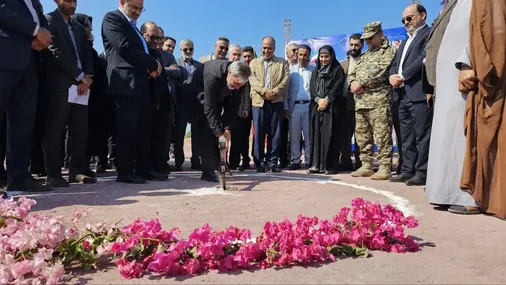حضور فرمانده نیروی دریایی سپاه و  وزیر راه و شهرسازی در جزیره بوموسی برای افتتاح شهرک جدید ۱۱۰  واحدی