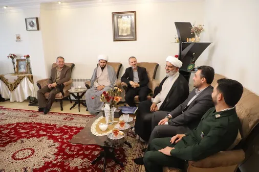 تجدید میثاق فرمانده ناحیه مقاومت بسیج امام حسین (ع) و مسئولان گرمدره با خانواده شهیدان کشاورز و طالبی