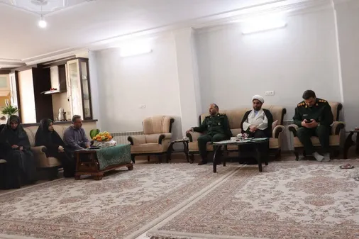 دیدار مسئول دفتر نمایندگی ولی فقیه در سپاه سمنان با خانواده شهید اقتدار