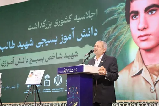 دشمن می&zwnj;خواهد دانش&zwnj;آموزان ما را بی&zwnj;هویت و بی&zwnj;اعتقاد بار بیاورد