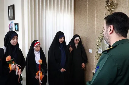 بدرقه فرزندان پاسدار شهید ناصر بیات به مدرسه توسط سردار سهندی فرمانده سپاه انصارالمهدی (عج) استان زنجان