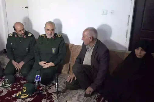 حضور فرمانده شهید کل سپاه پاسداران انقلاب اسلامی، در منزل بسیجی شهید سید روح&zwnj;الله عجمیان