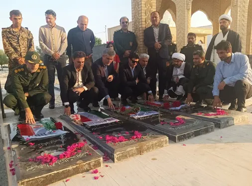 عطرافشانی قبور مطهر شهدا به مناسبت هفته دفاع مقدس