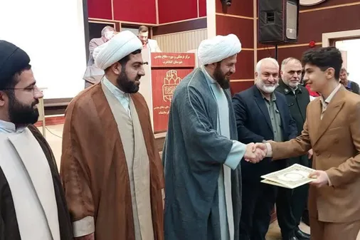 تجلیل از نخبه قرآنی گیلانغرب توسط مسئولین سپاه گیلانغرب