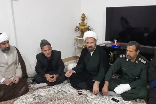 دیدار حجت&zwnj;الاسلام جلیلیان و مسئولین هرسین با خانواده شهید مدافع امنیت علی عزیزی