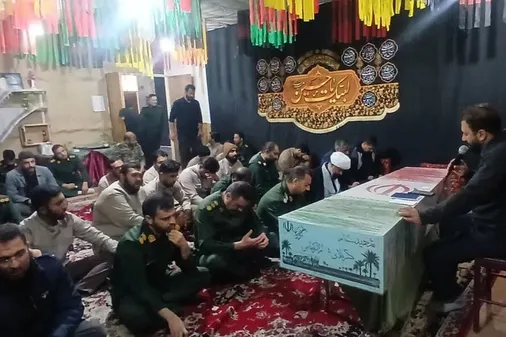 استقبال کارکنان سپاه فسا از شهید گمنام در حسینیه معراج&zwnj;الشهدا